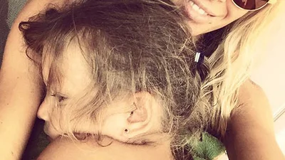 Вера Брежнева с дочерью носят одинаковые бикини