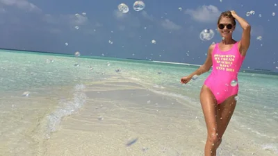 Втянуть живот: 10 потрясающих фигур в цельном купальнике