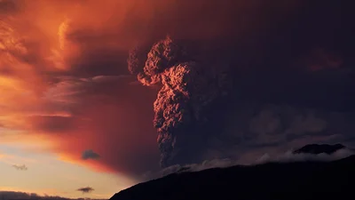 Потрясающее видео извержения вулкана в Чили