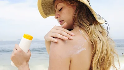 6 участков тела, на которые ты забываешь наносить солнцезащитный крем
