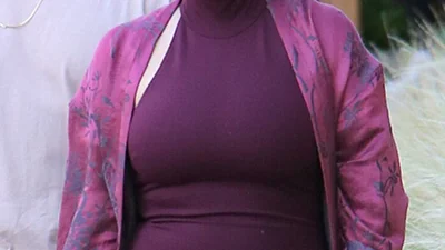 Беременная Ким Кардашьян не влазит в обтягивающее платье