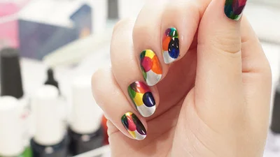 Оригинальный летний маникюр: геометрические узоры