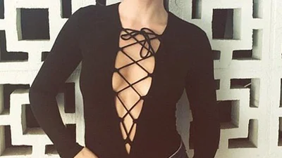 Сексуальный тренд лета: как носить кофточки на шнуровках