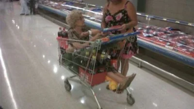 За продуктами: люди чудять у магазинах