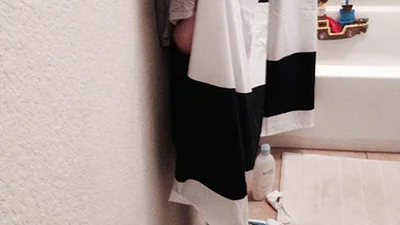 Майстри маскування: діти мило і безглуздо грають у хованки