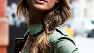 Уличный тренд: модные девушки заплетают косу на бок