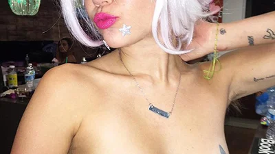 Майли Сайрус оголилась из-за ревности