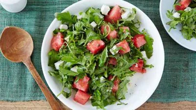 Летний рецепт: вкусный салат из арбуза и сыра фета