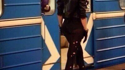 Причепурилися: комічне вбрання людей у метро