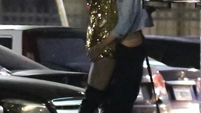 Словили на горячем: Майли Сайрус целуется с девушкой