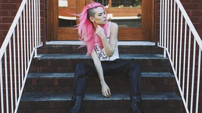 Цвета радуги: модель прославилась любовью к смене цвета волос