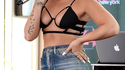 Деми Ловато оголилась на публике