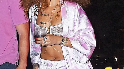 Рианна вышла на улицу в пижаме