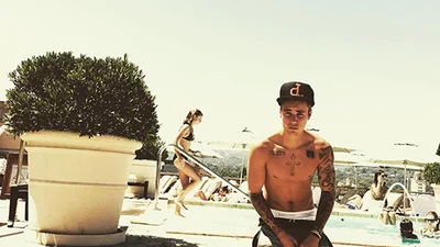 Джастин Бибер показал голый торс