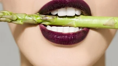 Яркие акценты: в моду возвращается бордовая помада