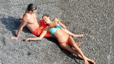 Сладкая парочка: Ирина Шейк и Брэдли Купер милуются на пляже