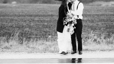 Свадебные фото, которые дождь сделал более трогательными