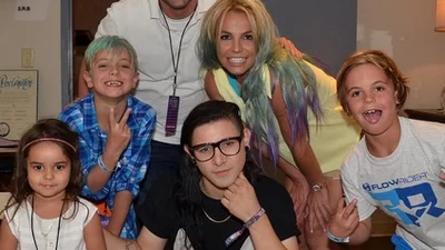 Бес в ребро: Бритни Спирс перекрасила волосы в фиолетово-синий