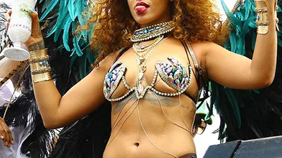 Рианна отожгла на карнавале в откровенном костюме