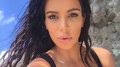 Беременная Ким Кардашьян наслаждается остатком лета на море