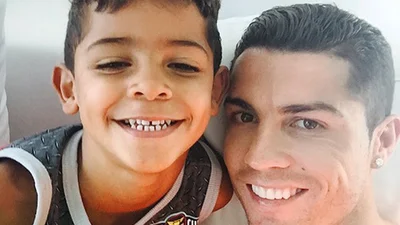 Практически голый Криштиану Роналду опубликовал фото с сыном