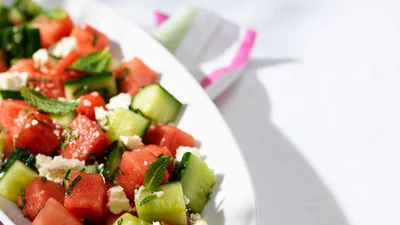 Крутой рецепт: салат из арбуза и огурцов