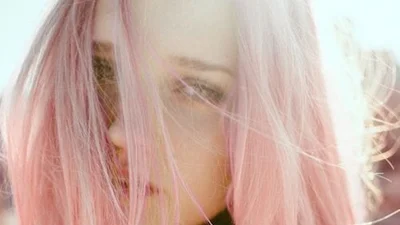 Розовые волосы: модный тренд уверенно вошел в массы