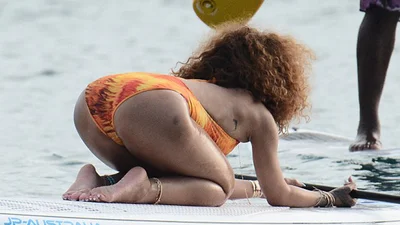 Рианна показала сочные формы в огненном купальнике