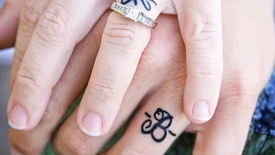 Интересные идеи тату вместо обручальных колец