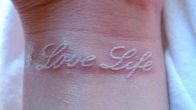 Необычный тренд: в моду вошли белые тату