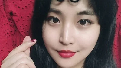 В Корее новая мода на селфи с сердечком из волос