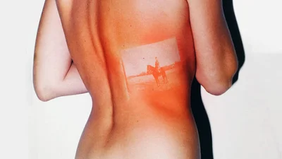 Необычное украшение: фото-тату на обгорелом теле