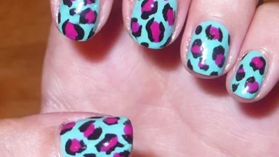 Больше цвета: интересные идеи розового леопардового маникюра