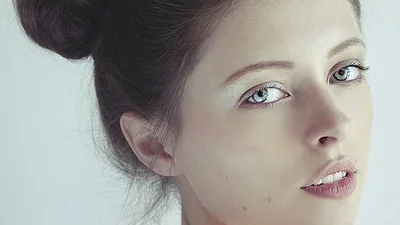 Новый тренд: девушки подсели на прическу с двумя пучками