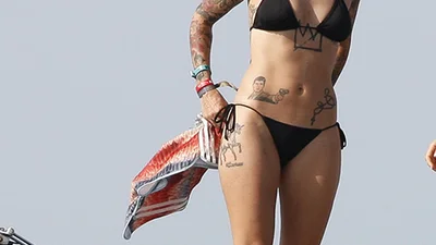 С пылу, с жару: последние фото звезд в бикини