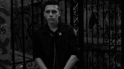 Бруклин Бекхем показал атлетическую фигуру