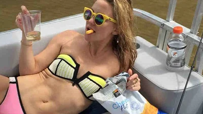 Кейт Хадсон закрыла летний сезон фото в бикини