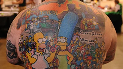 Фанат "Симпсонов" сделал тату любимых героев на всю спину
