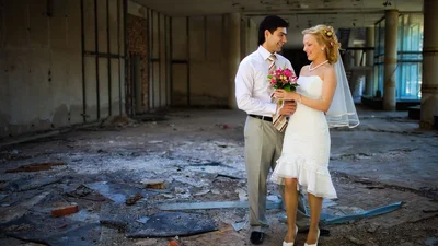 Горько и грязно: странные свадебные фото в руинах