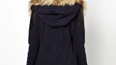 Цвета осени: с чем носить синюю куртку-парку