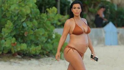 Беременная Ким Кардашьян показала животик в бикини