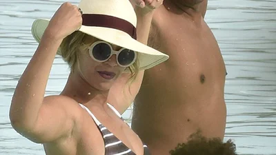 Мокрая Бейонсе показывает мышцы