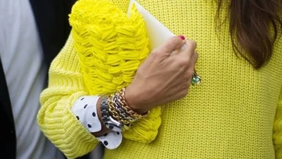 Модное вдохновение: носим желтые свитеры этой осенью