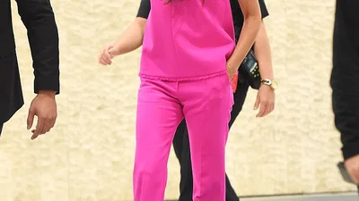 Виктория Бекхэм выгуляла свой самый яркий костюм