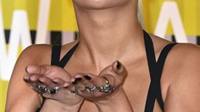 Откровенная и сексуальная: Рита Ора показывает грудь