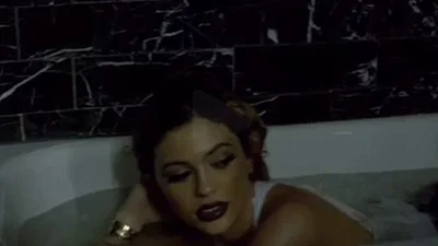 Мокрая Кайли Дженнер устроила сексуальную фотосессию в ванной