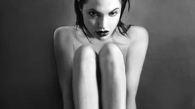 Новые фото 20-летней Анджелины Джоли поражают сексуальностью
