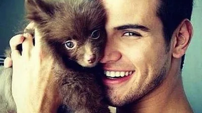 Емоції зашкалюють: сексуальні хлопці з собаками