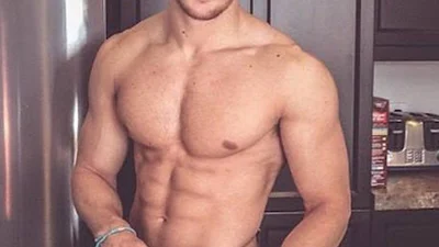 І настрій покращився: красунчики готують їжу топлес