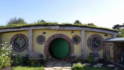 Пожить в доме хоббитов можно за 215 000 долларов